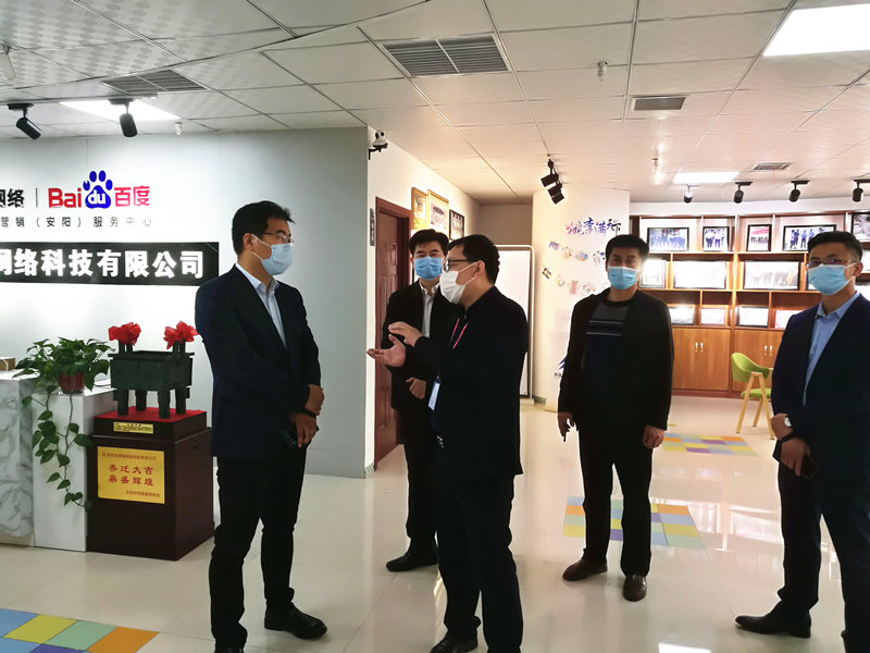安陽市商務(wù)局副局長張躍勇，攜同天津伍創(chuàng)電子商務(wù)有限公司李富民一行蒞臨安陽青峰網(wǎng)絡(luò)參觀指導(dǎo)?。?>
                        </a>
                    </div>
                </div>
                <div   id=
